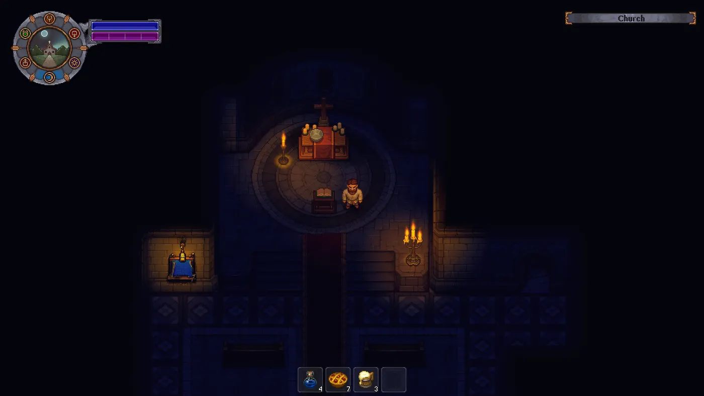 L'intérieur de l'église dans Graveyard Keeper, dans la pénombre : l'autel et sa croix au fond de l'abside, un banc, un chandelier allumé à droite, et le personnage au centre de la nef.